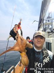 8/15일, 군산문어~부쩍 커진 군산 문어 ~실시간~오늘도 갑니다~"생미끼, 민어,농어,광어 8월 평일~선비 빅이벤트(선비8만)"~~군산 창성호 사진