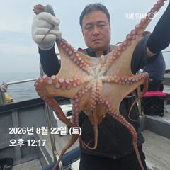 오늘자 22인승 돌핀3호 대왕문어 낚시 조황입니다. 사진