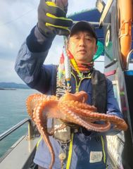 18일 11분과함께했구요 2.2kg 1수포함 키로오버 3수 총무게 장원 7.4키로 2등 5.4키로 3등 48키로 등등입니다 ㆍ